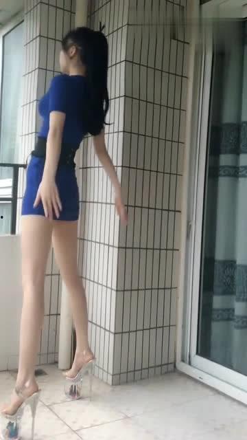 给美女穿国产鞋子视频,美女演绎国产鞋履风采